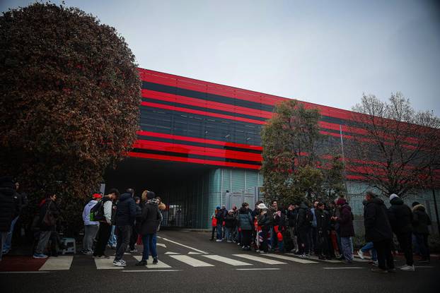 Prvi krug novog voza?a Ferrarija Lewisa Hamiltona tijekom dana testne vožnje u Fioranu