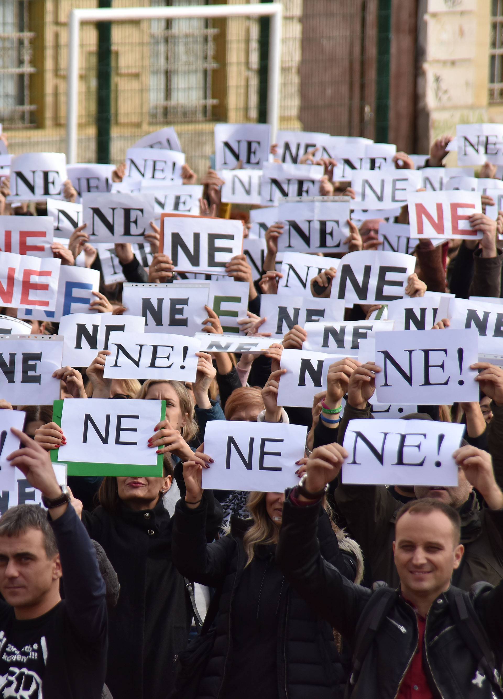 Pula: Nastavnici štrajkaši snimaju milenijsku fotografiju u obliku slova ne