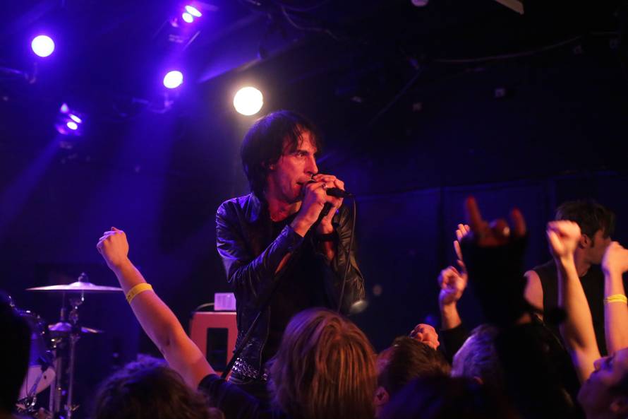 Redari su odvlačili 'nestašne' obožavateljice s bine u  Močvari