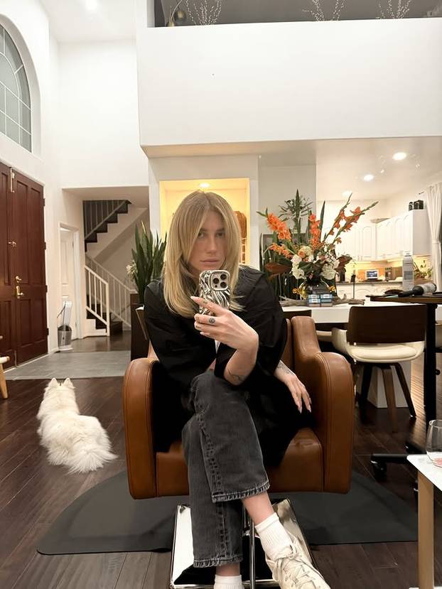 Pronađi Keshu! Nosila neobičnu cvjetnu kreaciju i šokirala sve: Izgledala poput velikog buketa