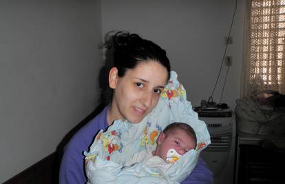 U Makarskoj rodilišta nema pa žene rađaju u kombiju Hitne