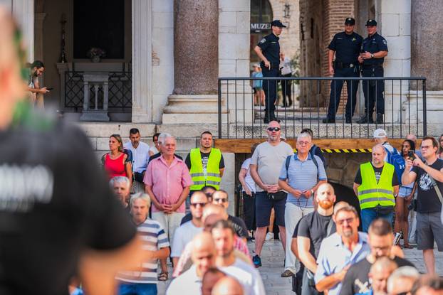 Split: Održana je molitva krunice na splitskom Peristilu