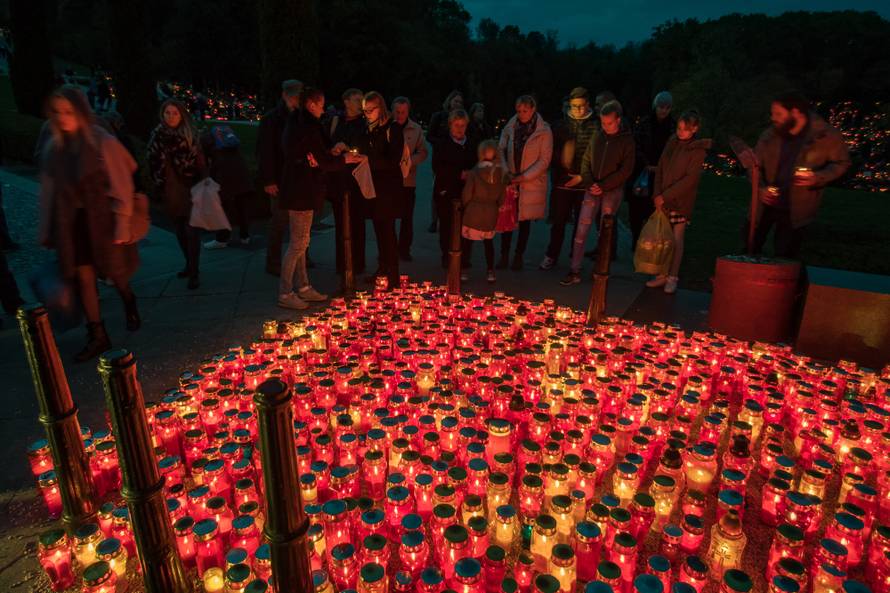 Dan je Svih svetih: Pogledajte fotografije s hrvatskih groblja