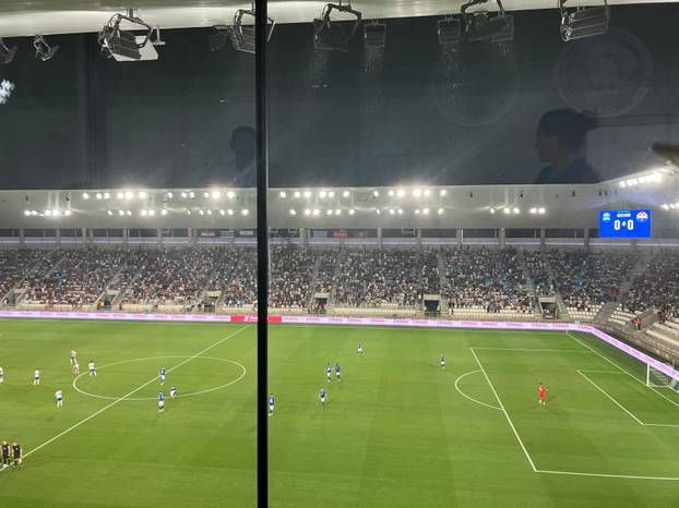 FOTO Ni pljusak ne sprječava osmijeh na licima Osječana! Pogledajte prizore s Opus Arene