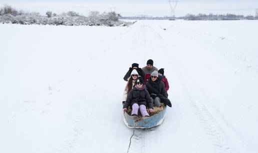 FOTO Filmske scene: &Ccaron;amcem po snijegu kroz polja u Karad&zcaron;i&cacute;evu
