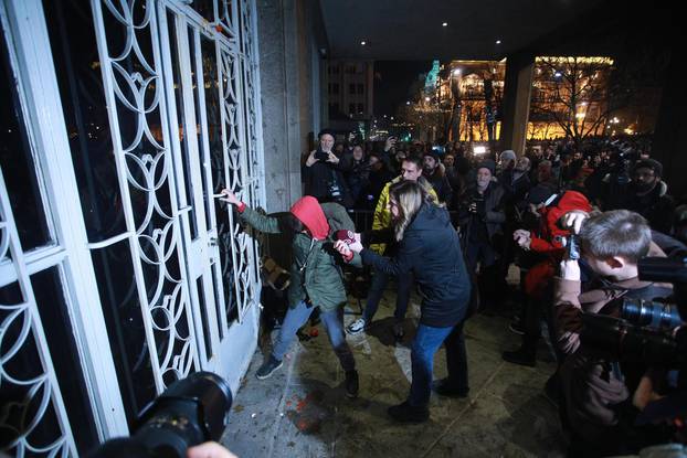 Tisuće ljudi na ulicama Beograda, oporba predaje zahtjev za poništavanje izbora