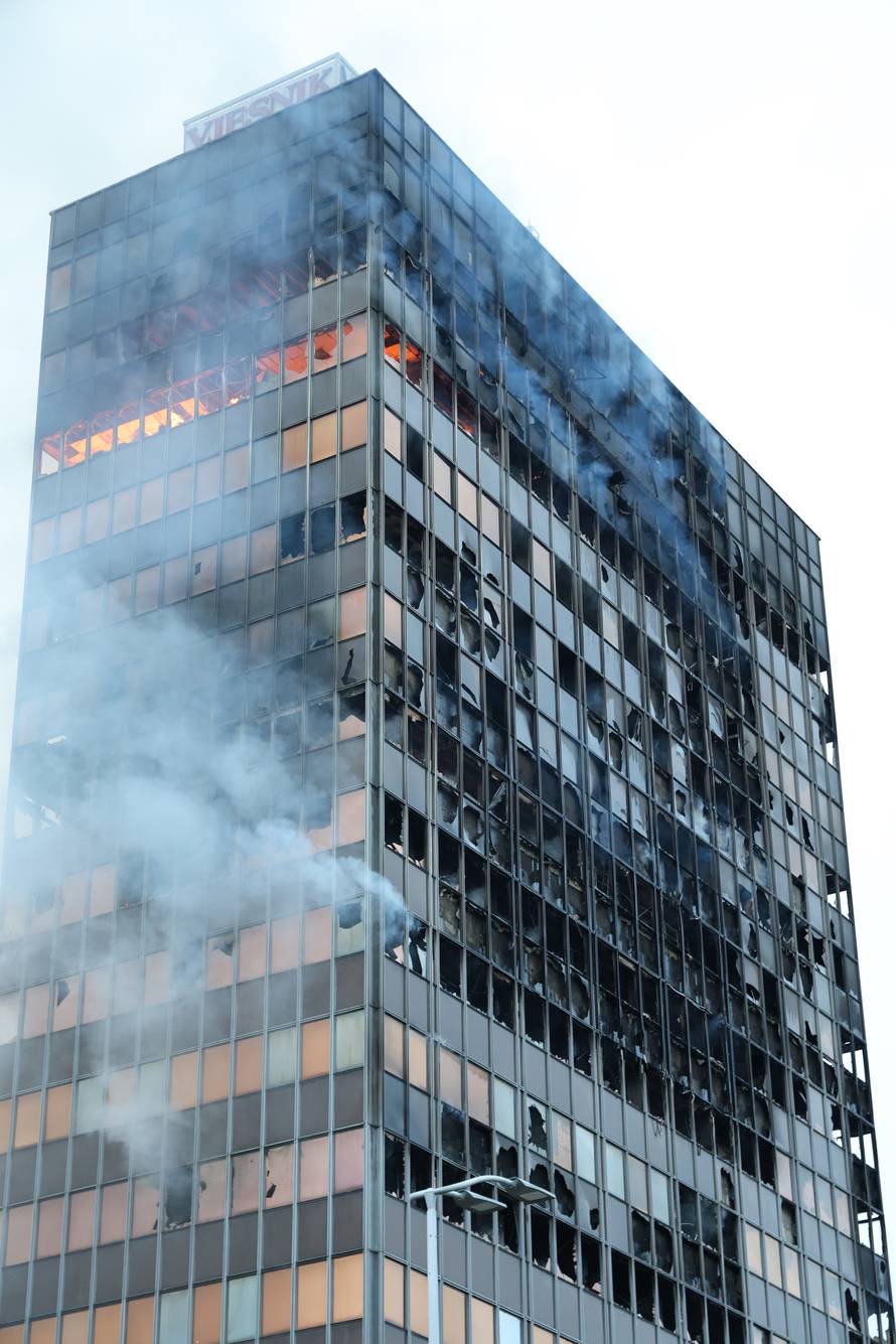 Zagreb: Nastavlja se gašenje Vjesnikovog nebodera, teška noć iza vatrogasaca