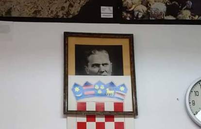 Hrvatski grb 'otklizao' i otkrio druga Tita iznad školske ploče