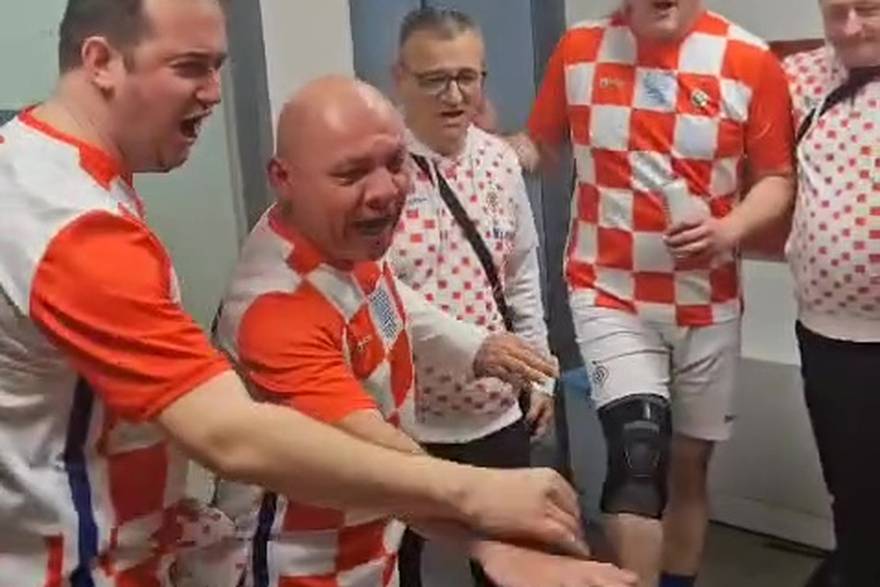 Hrvatski svećenici malonogometaši slave uz Thompsona