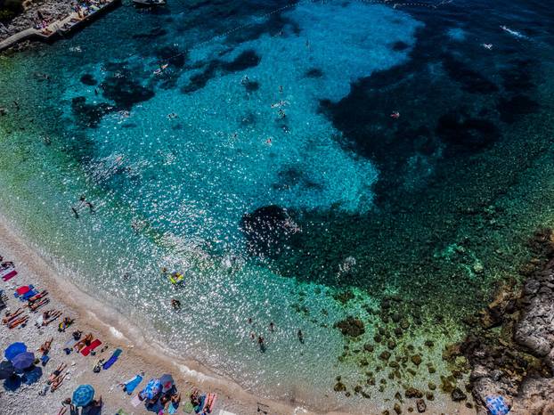 Spektakularan pogled iz zraka na uvalu i otočić Pokonji Dol kod Hvara