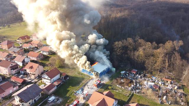 Planulo skladište kod Zaprešića, gust dim vidi se kilometrima