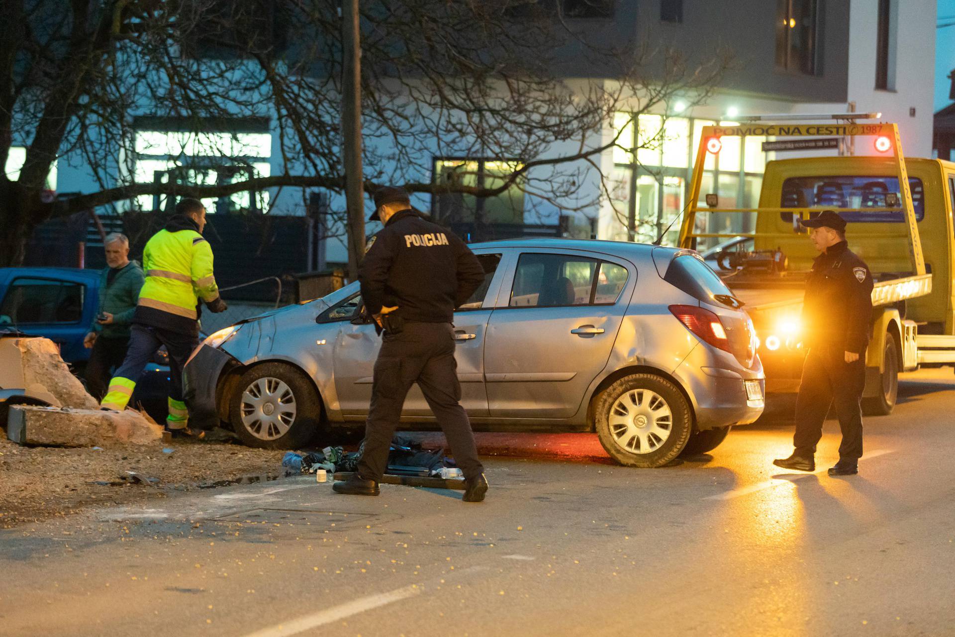 Zagreb: U Svetoj Klari automobilom udario u betonski zid i završio na krovu