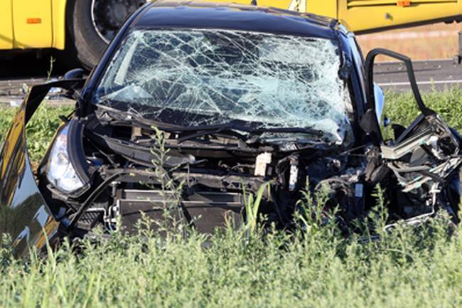 Kako bi izbjegao veću nesreću, vozač busa skrenuo na auto