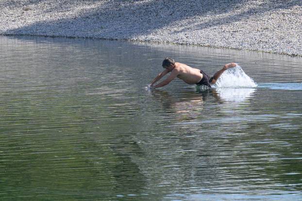 Zagreb: Građani uživaju u sunčanoj nedjelji na Jarunu