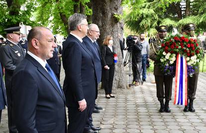 Vijence u Okučanima položili Zoran Milanović, Jandroković i premijer Andrej Plenković