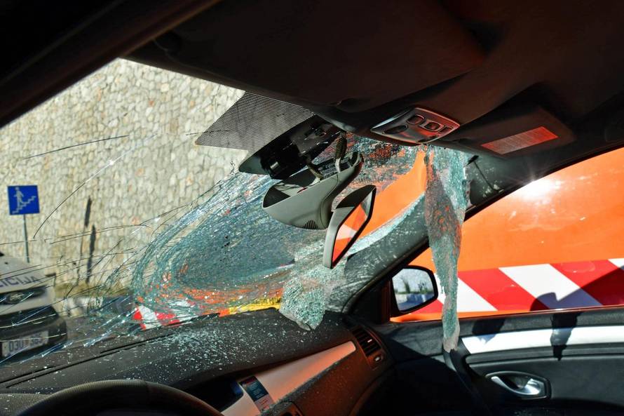 Stijena sa Srđa pala na taksi i ozlijedila tri turista iz Koreje