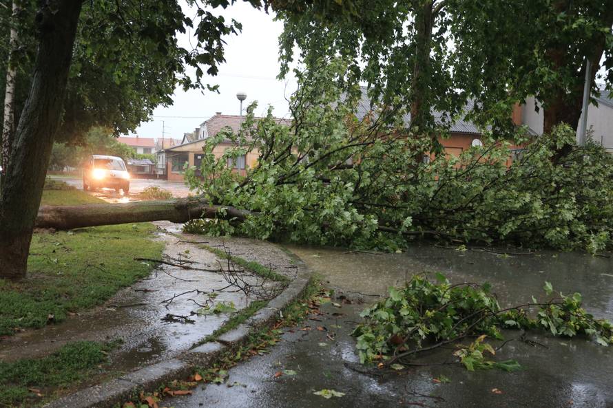 Nevrijeme rušilo stabla, nosilo krovove, kiša poplavila ulice