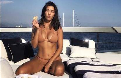 Sin (8) fotka mamu Kardashian u izazovnim pozama na jahti