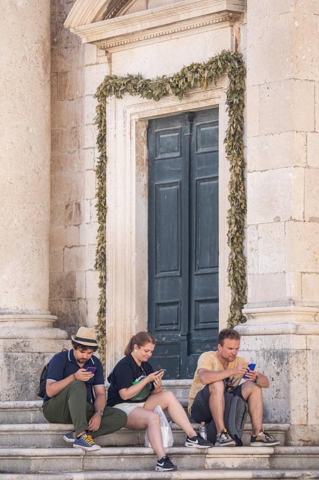 Turisti u obilasku stare jezgre Dubrovnika