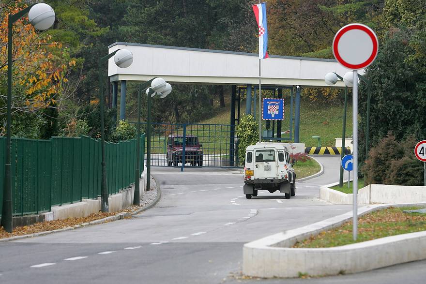 Zagrebačka policija o incidentu na Pantovčaku: 'Preskočio je ogradu i rekao da ima bombu'