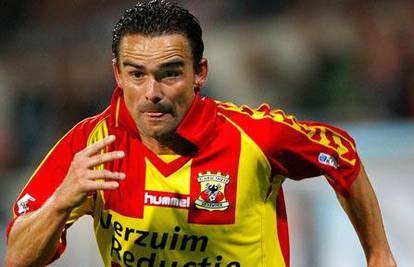 Znate li da još igra? Marc Overmars slomio je nogu!