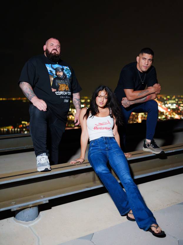 FOTO Atraktivna borkinja UFC-a i Playboyeva zečica snimile su kako se hrvaju. Fanovi u ekstazi