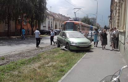 Golfom je udario u Peugeot i zakrčio tramvajski promet