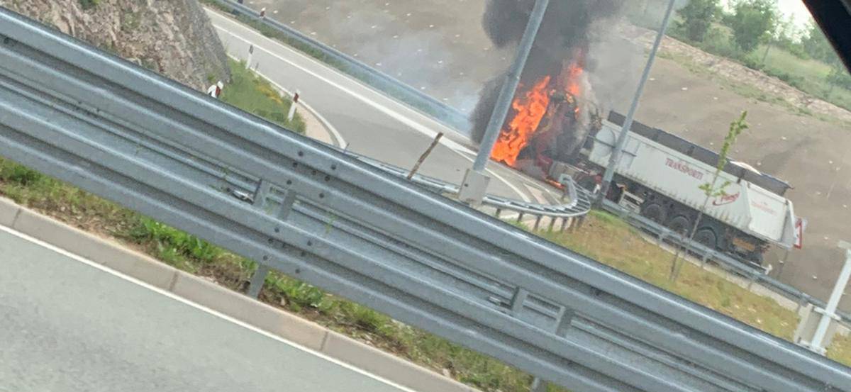 Gorio kamion na izlazu Hreljin, vatrogasci trenutno gase požar