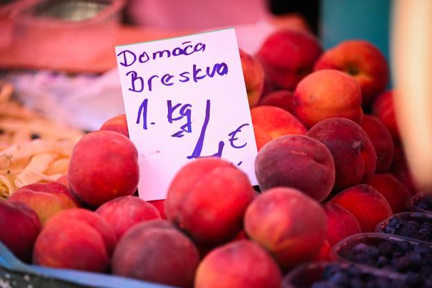 Zagreb: Ponuda voća na tržnici Dolac