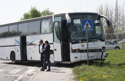 Sudar kombija i busa, vozač kombija je završio u bolnici