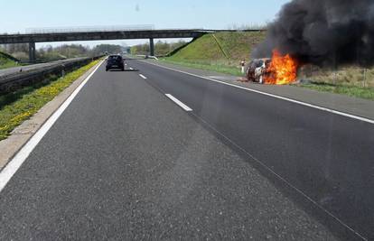 Zapalio se auto na autocesti kod Draganića, vozač preživio