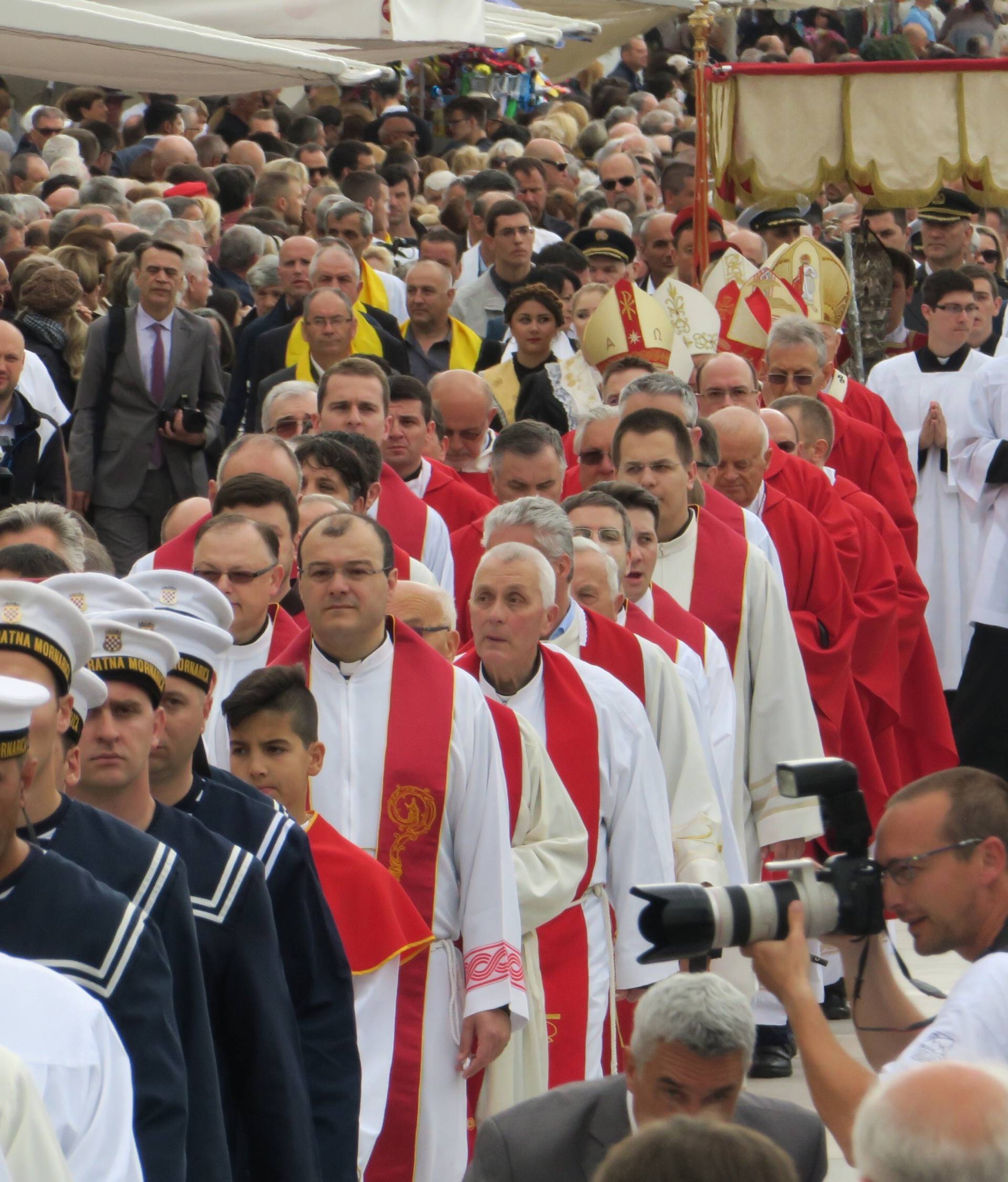 Kerum kao Papa pratio misu s prozora, stigao je i Plenković