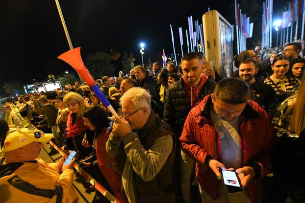 Veliki broj građana u Novom Sadu, dočekuje studente