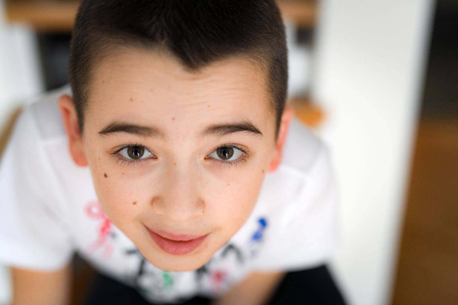Ivano ima 12 godina, ide u peti razred, ima bijele tenisice, bicikl i Mickeyja Mousea. I autizam