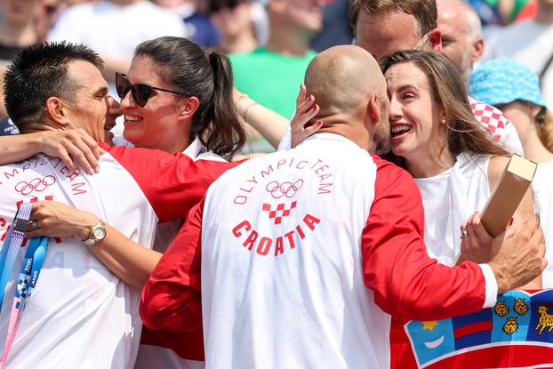 Zlatna Braća Sinković nakon osvojenog zlata poljubili svoje supruge na tribinama