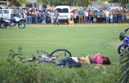 Usred nogometne utakmice u Hondurasu smaknuli 14 ljudi