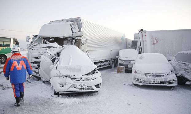Series of car crashes when snow storm struck on the Tohoku Expressway in Osaki