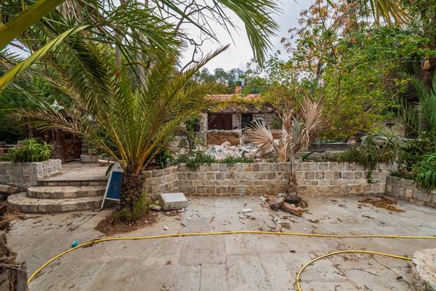 24sata: Palmižana: Reportaža o rušenju objekata Eduarda Tota Meneghella