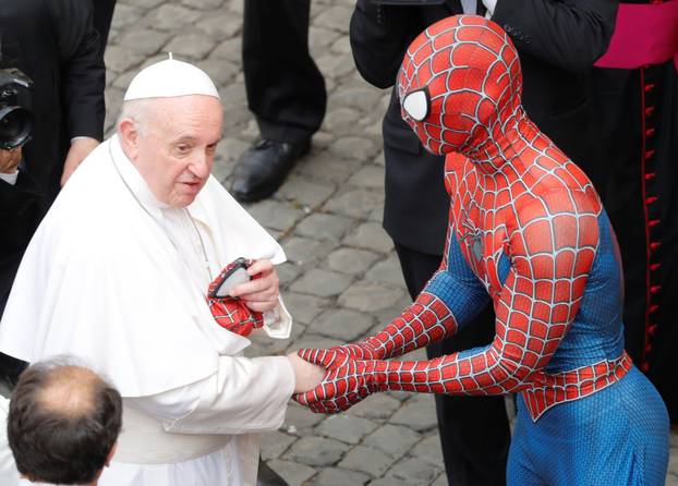 Otkriveno tko je Spiderman  o kojem svi pričaju: Čekao Papu po nesnosnoj vrućini da ga vidi