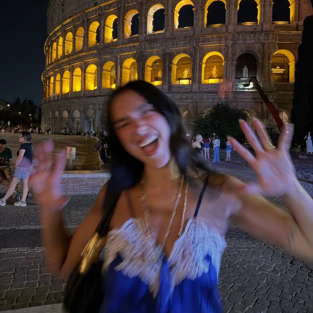 FOTO Dua Lipa otkrila trenutke s medenog mjeseca: Evo kako njoj i suprugu 'stoji' bračni život