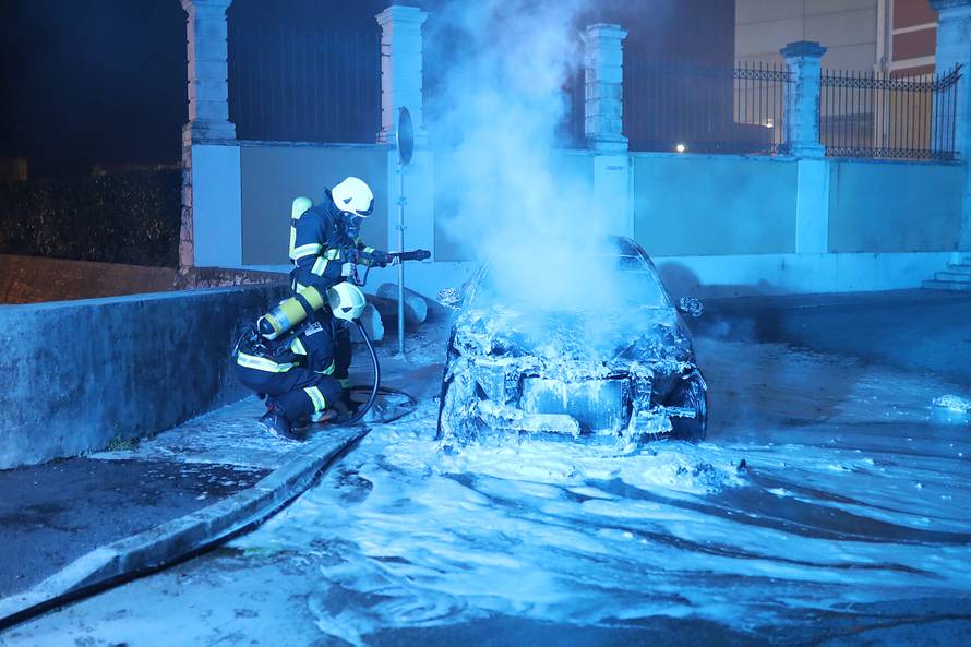 Buktinja kod zadarskih zidina: U noći izgorio luksuzni BMW