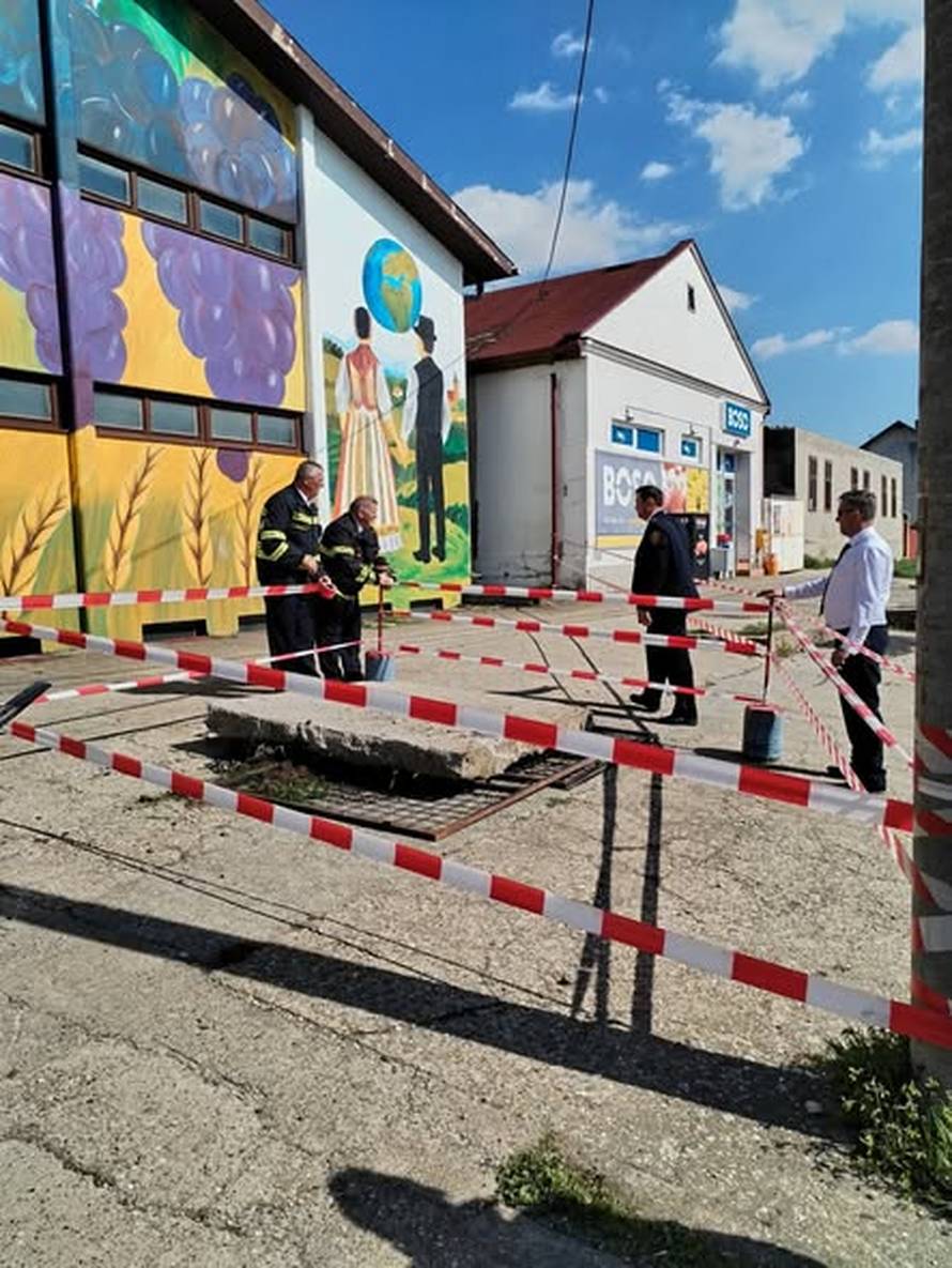 ŠOK U LOVASU Golema rupetina se otvorila u betonu: 'Duboka je čak 10 metara, budite oprezni!'
