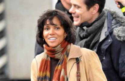 Nezgodno je stala: Halle Berry slomila je nogu u Španjolskoj