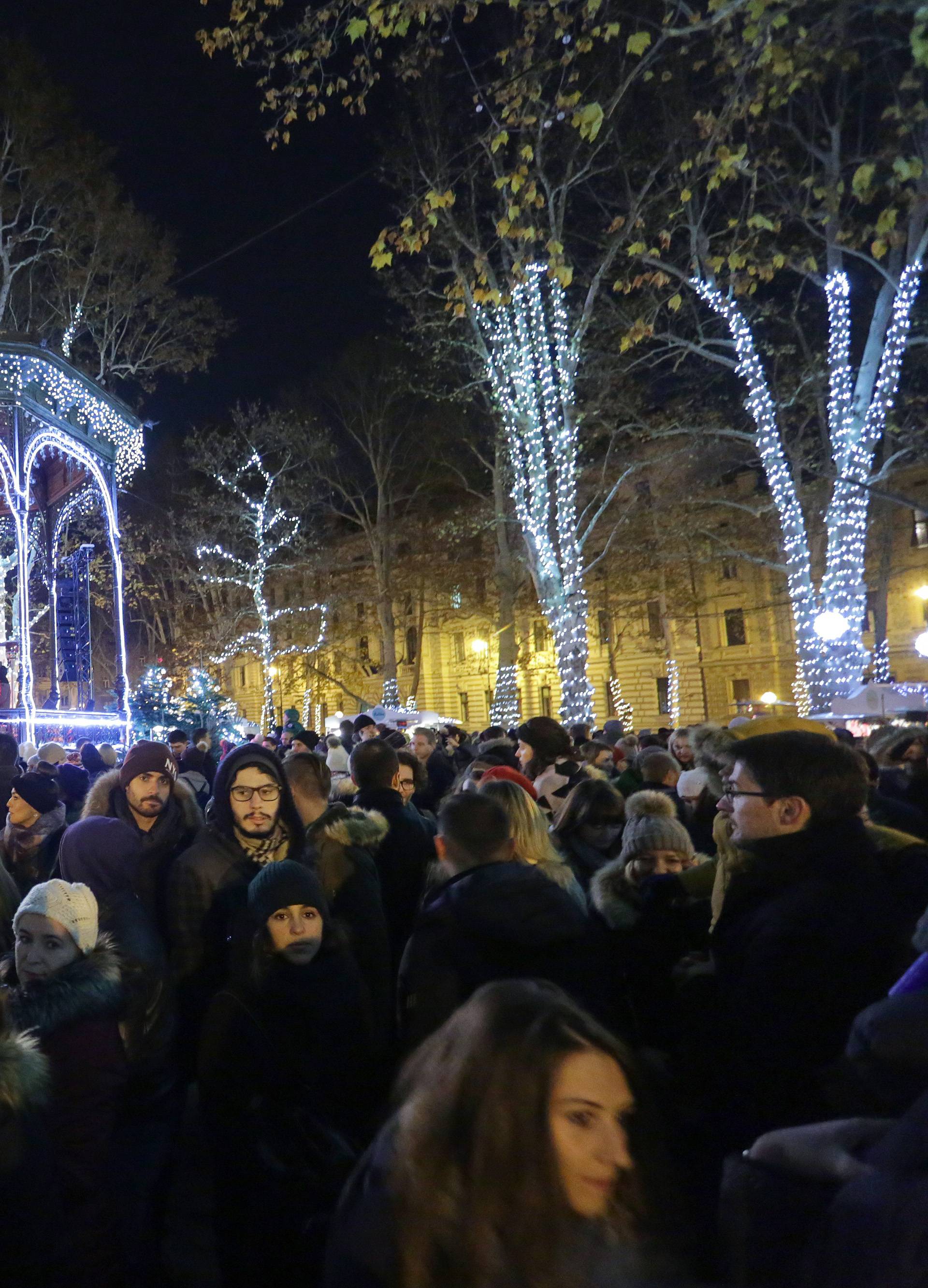 Zasjale lampice na Zrinjevcu, prvi klizači  u Ledenom parku