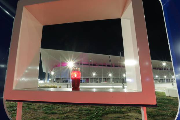 Osijek: Građani dolaze zapaliti svijeće ispred Opus Arene 