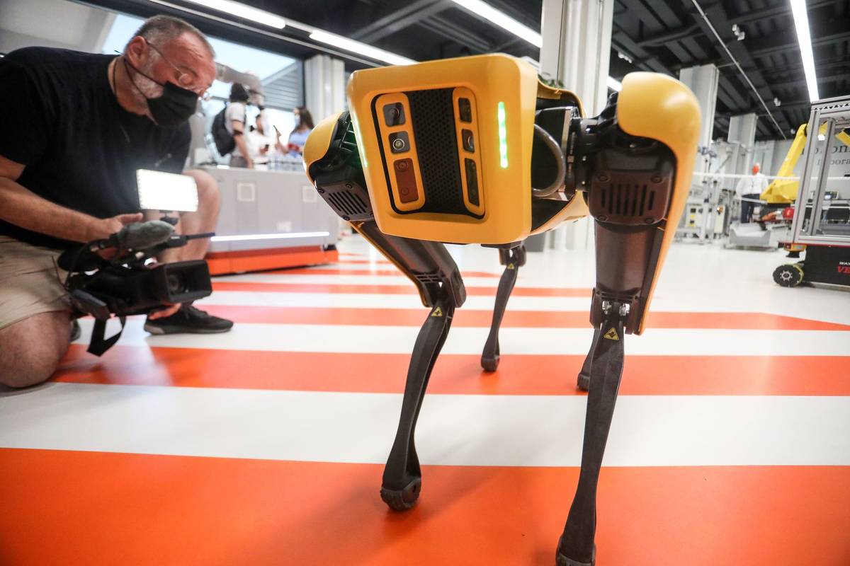 Centar izvrsnosti na strojarstvu: Robotski pas Čip bez greške poveo premijera u budućnost