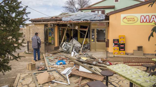 Plinskim bocama raznijeli  su bankomat, ali novac nisu uzeli