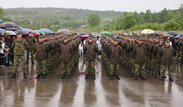 FOTO Suze i zagrljaji u Požegi: 900 novih ročnika položilo prisegu, među njima i 53 žene