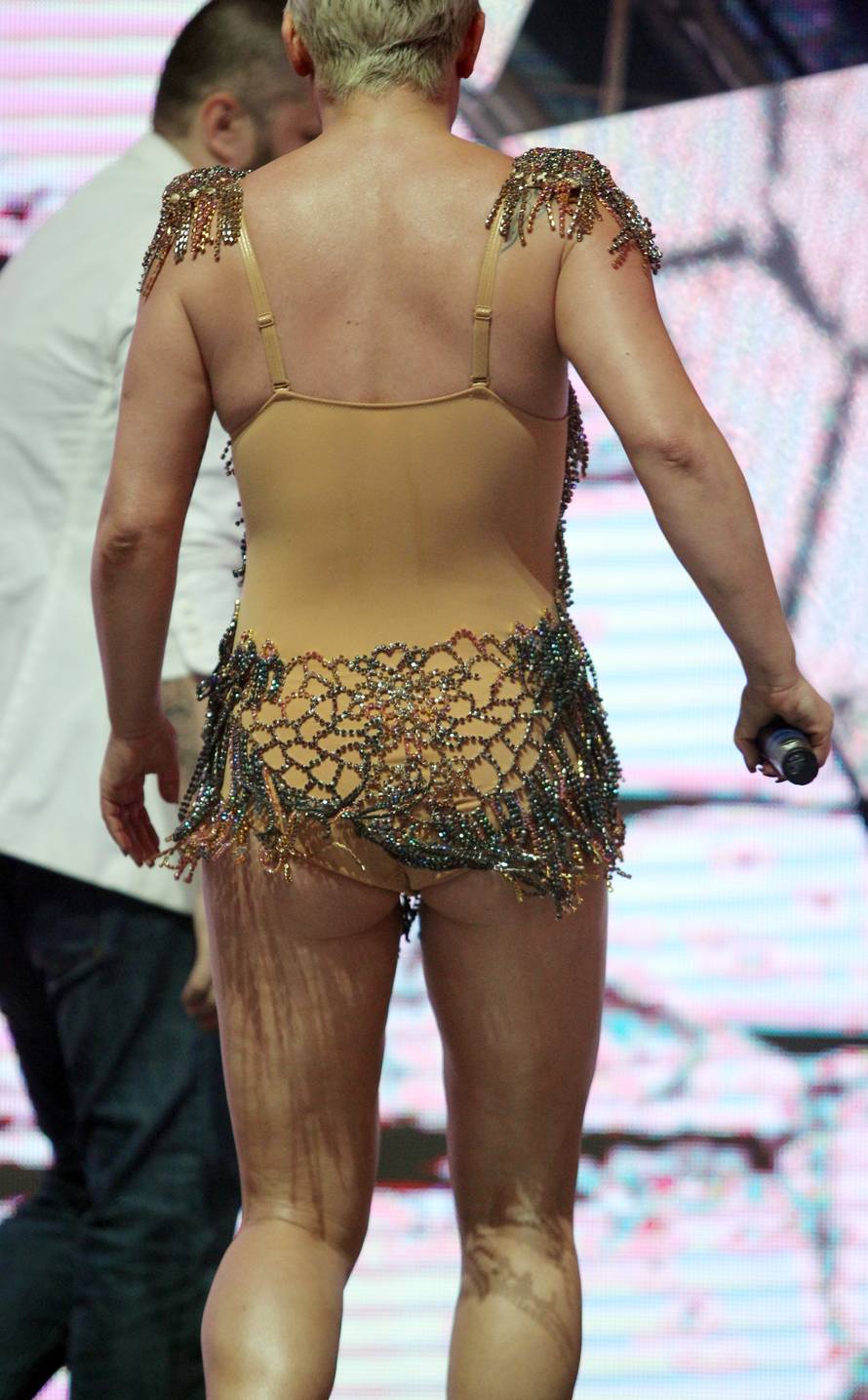 'Indira se ne zna ponašati na sceni, stalno diže noge u zrak'