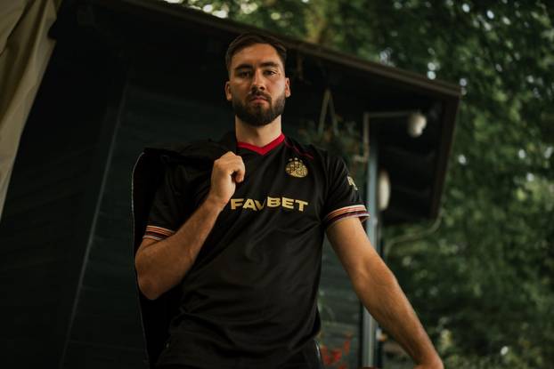 Dinamo objavio novi treći dres s detaljima šestinskog kišobrana